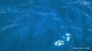 蓝色的海水<strong>慢慢</strong>地泛起涟漪
